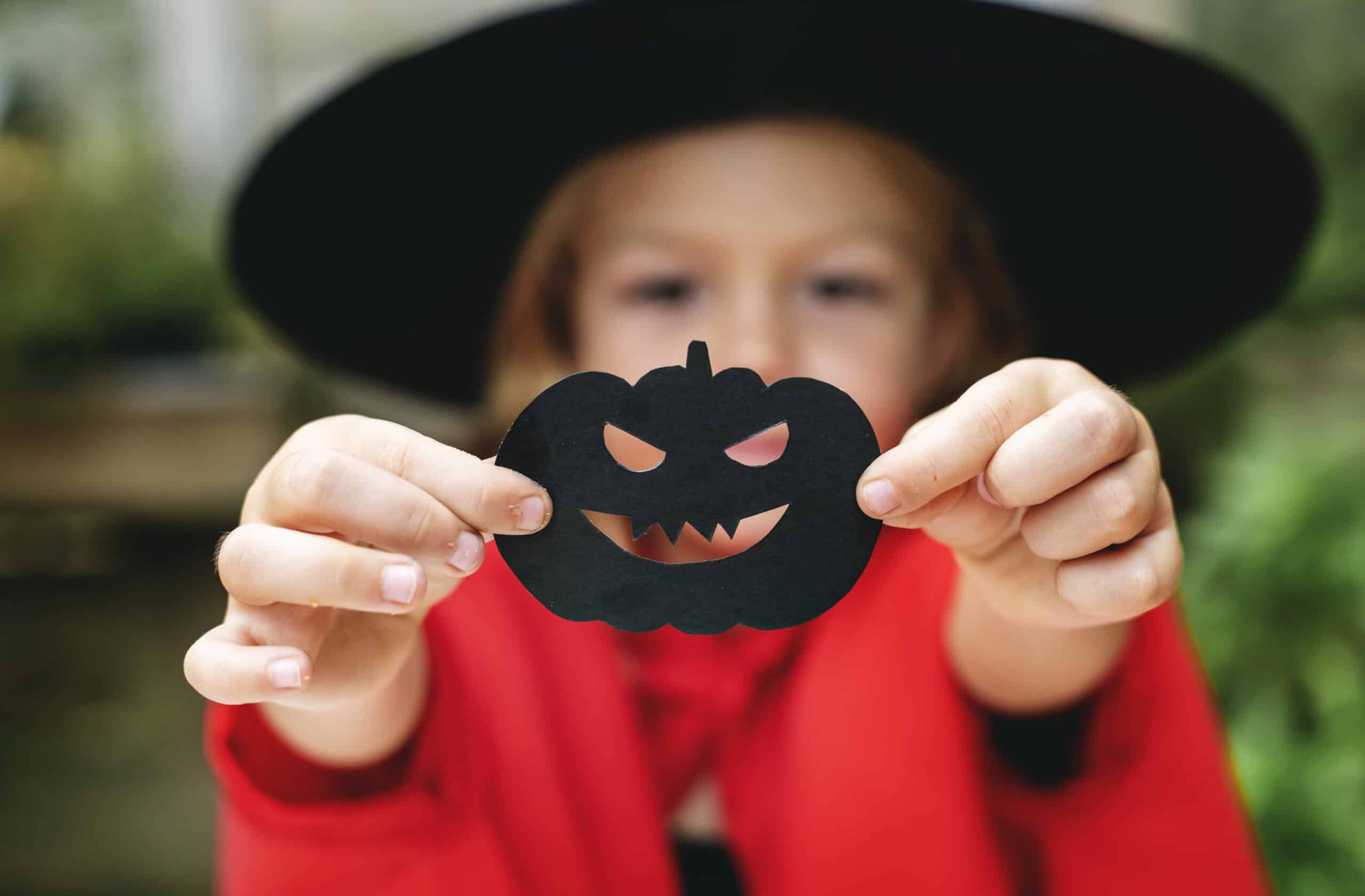 joven juguetona disfrutando del festival de halloween scaled