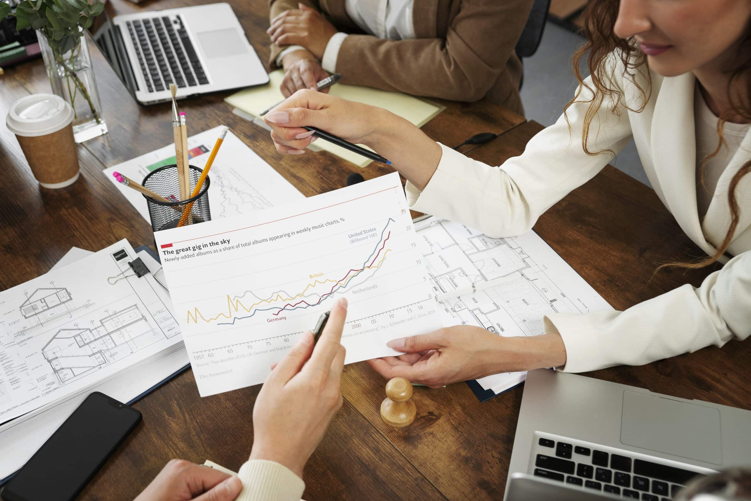 personas-que-trabajan-en-un-espacio-de-oficina-elegante-y-acogedor-scaled