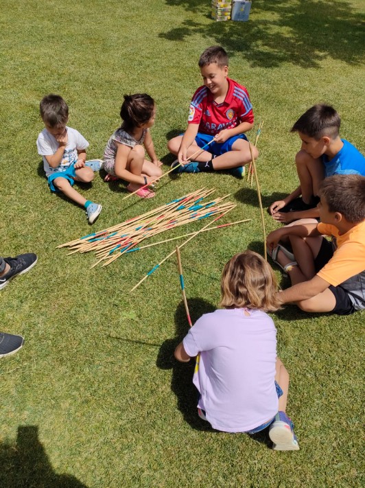 niños jugando en verano sobre el césped