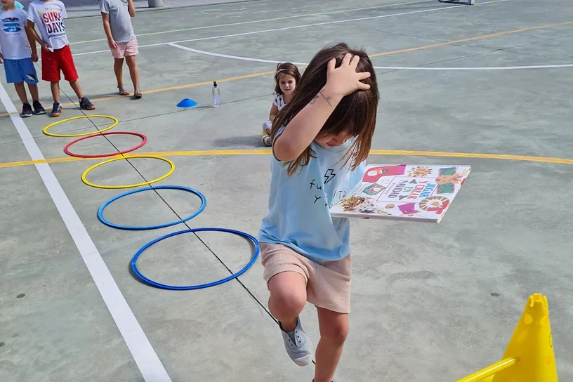 Niña realizando una actividad extraescolar en un circuito deportivo