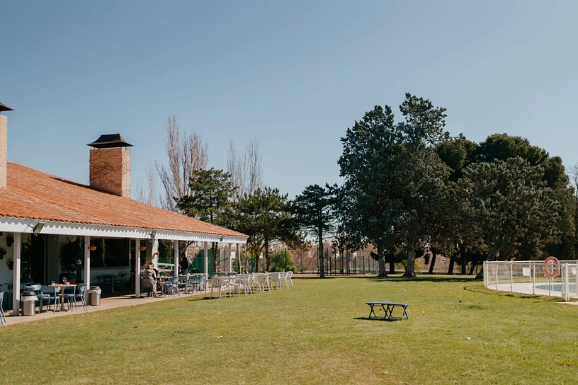 Camping de Zaragoza con zona ajardinada y terraza exterior