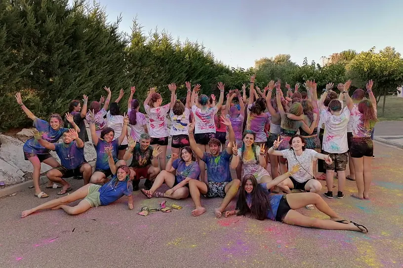 Grupo de jóvenes y monitores durante una actividad de tiempo libre
