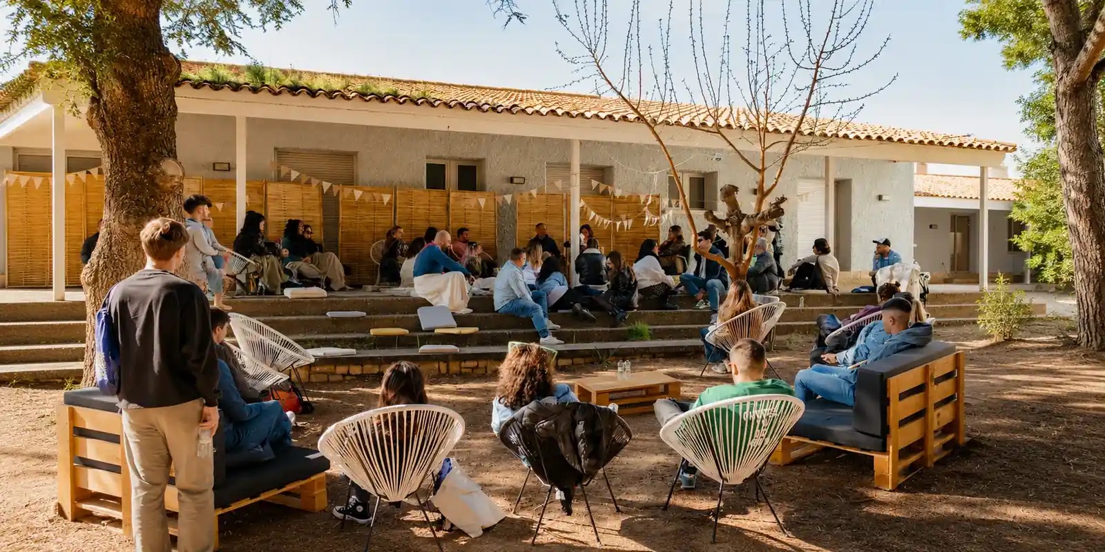 Grupo de personas participando en un evento corporativo al aire libre